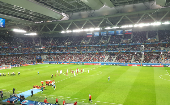 Russie-Slovaquie: spectacle sur le terrain et dans les tribunes